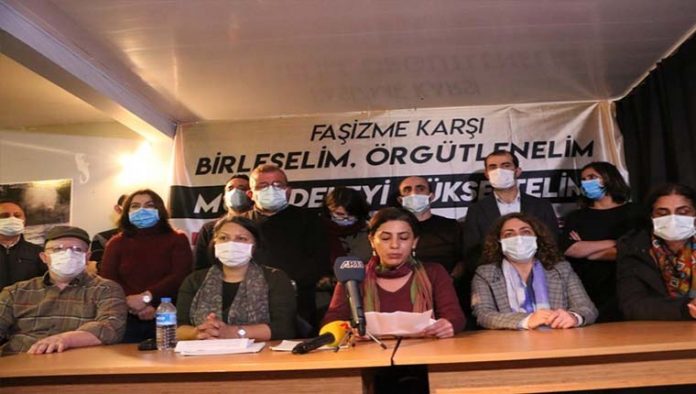 Birleşik Mücadele Güçleri’nden açıklama: “Korku duvarları yıkıldı; halk, evlerinde, atölyelerinde, fabrikalarında öfkesini bilemekte”