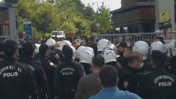 Boğaziçi öğrencilerine polis saldırdı: Çok sayıda öğrenci gözaltına alındı