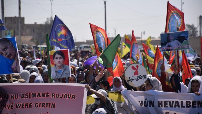 Hesekê’de binler saldırılara karşı sokağa çıktı