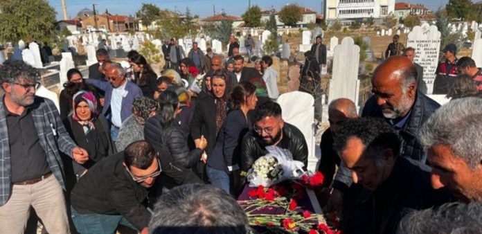Nagihan Akarsel kadınların omuzlarında ‘jin, jiyan, azadî’ sloganıyla uğurlandı