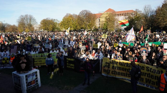 Düsseldorf’ta on binler kimyasal saldırıları protesto etti