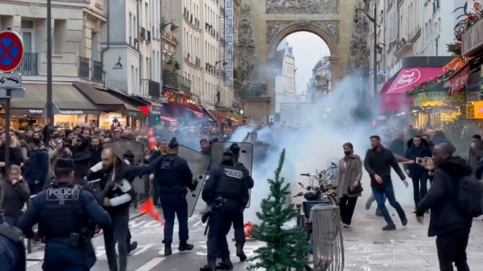 Fransız polisi Paris’te eylemde olan halka saldırdı