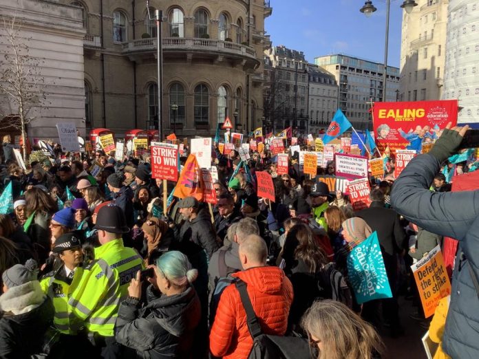 Londra’da yarım milyona yakın işçi greve gitti