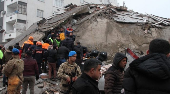 Deprem bölgesinde ilan edilen OHAL’in ilk icraatı: Gazeteciye engel, depremzedeye gözaltı tehdidi