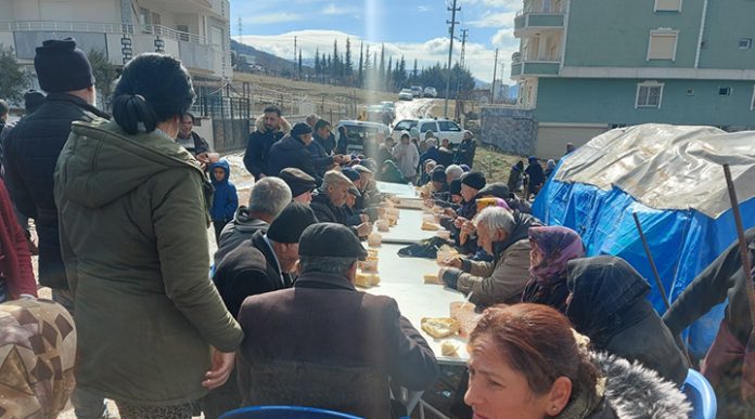 SMF ve Dersim Belediyesi Maraş Pazarcık’ta halkla birlikte dayanışma çalışmalarını sürdürüyor