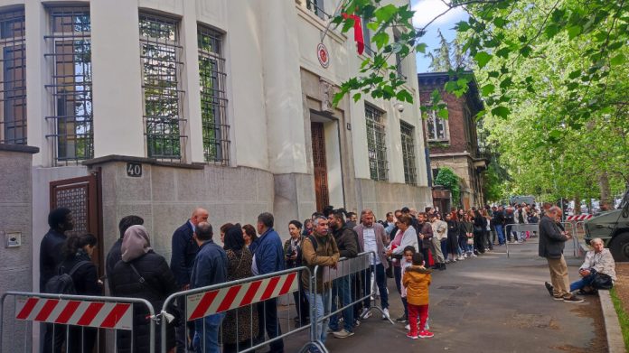 Yurt dışında oy verme işlemleri sürüyor: Sandıklara çağrı